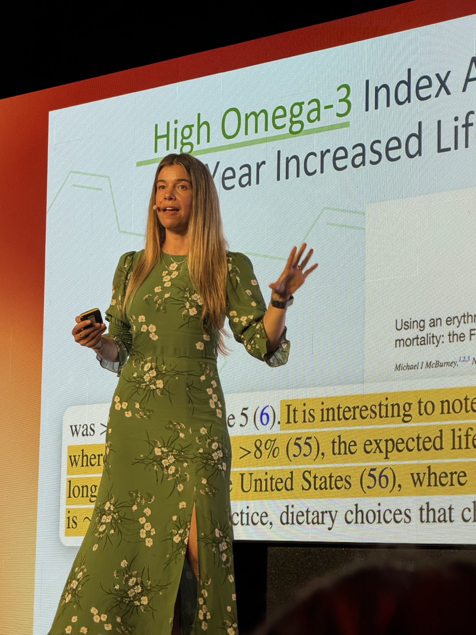 Dr Rhonda Patrick presenting the omega-3 index and life-expectancy data at Healf HX26